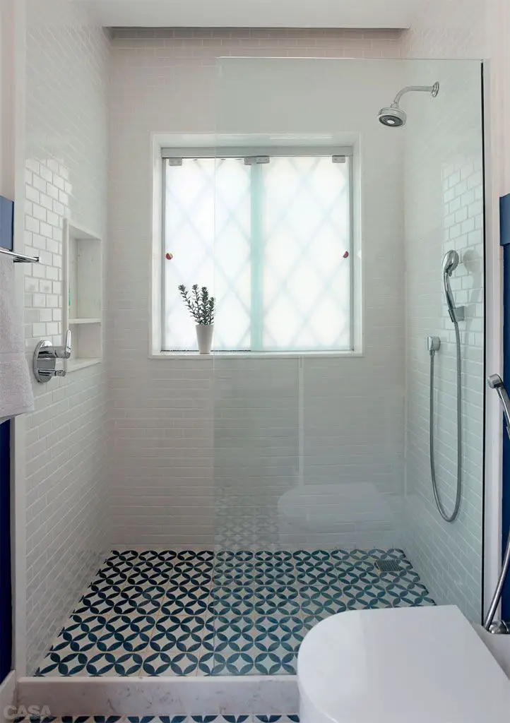 salle de bain carrelage motif vinatge bleu et blanc