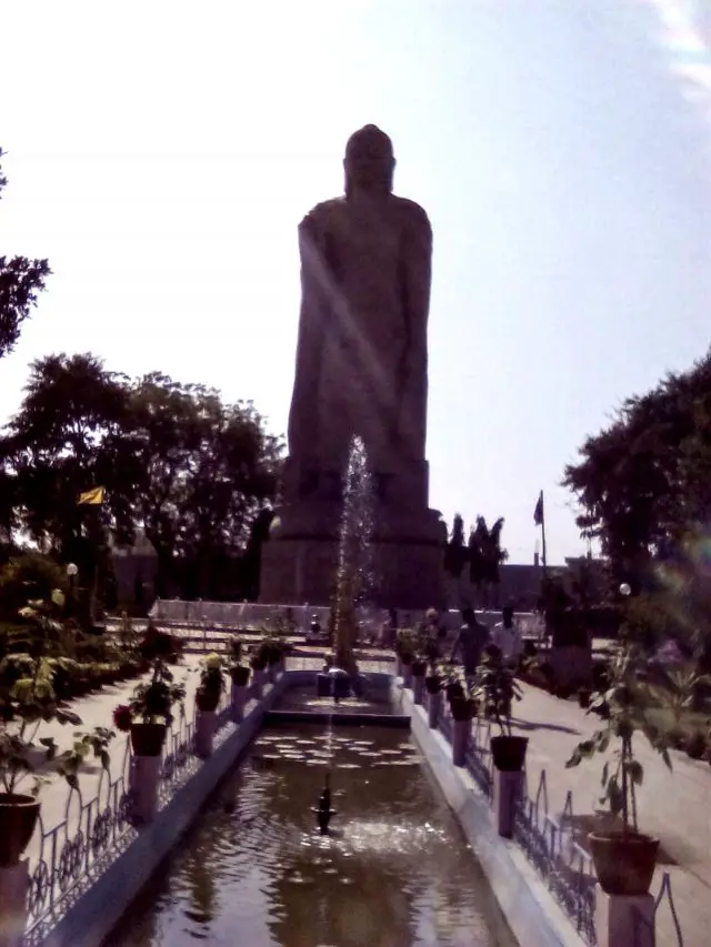 standing bouddha sarnath statue inde bouddhisme histoire