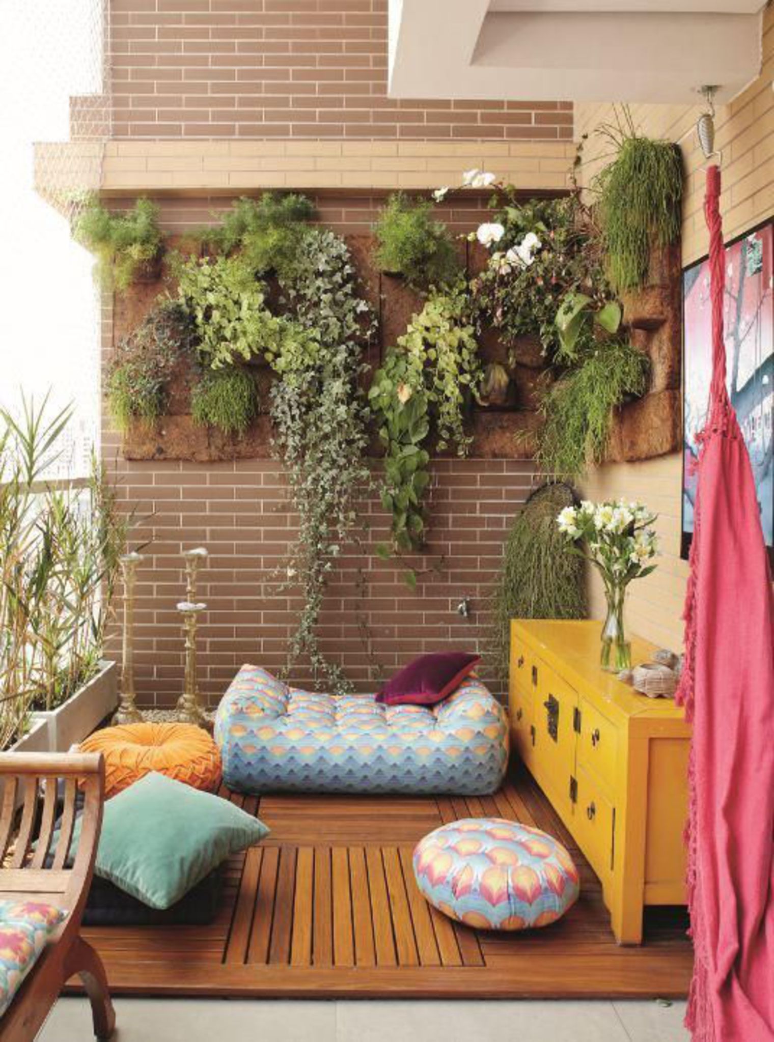 balcon decoration plante mobilier revetement de sol