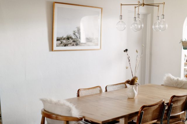 salle a manger deco sobre style minimaliste chaleureux bois cadres murs