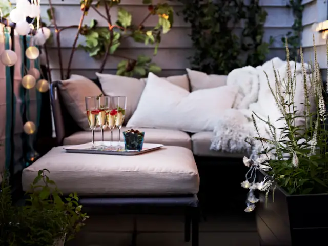 Comment créer aménagement extérieur inspiration idee deco balcon cosy canapé banquette angle coussin