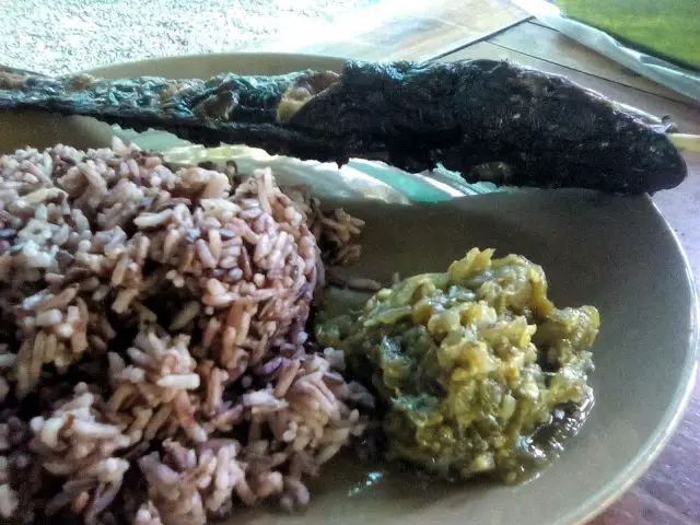 plat thailande poisson legume et riz violet