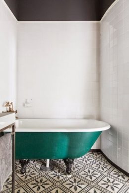 baignoire verte carreau de ciment salle de bain