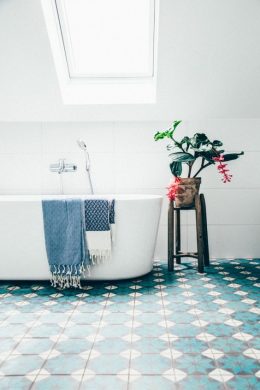 salle de bain carrelage vert idee