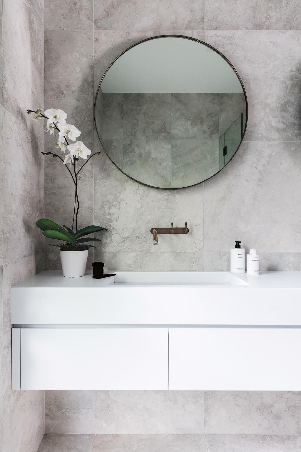 salle de bain minimaliste miroir rond