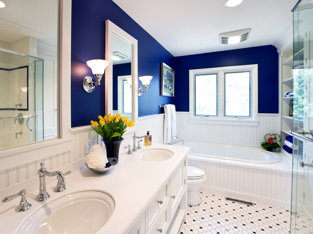 salle de bain bleu roi peinture