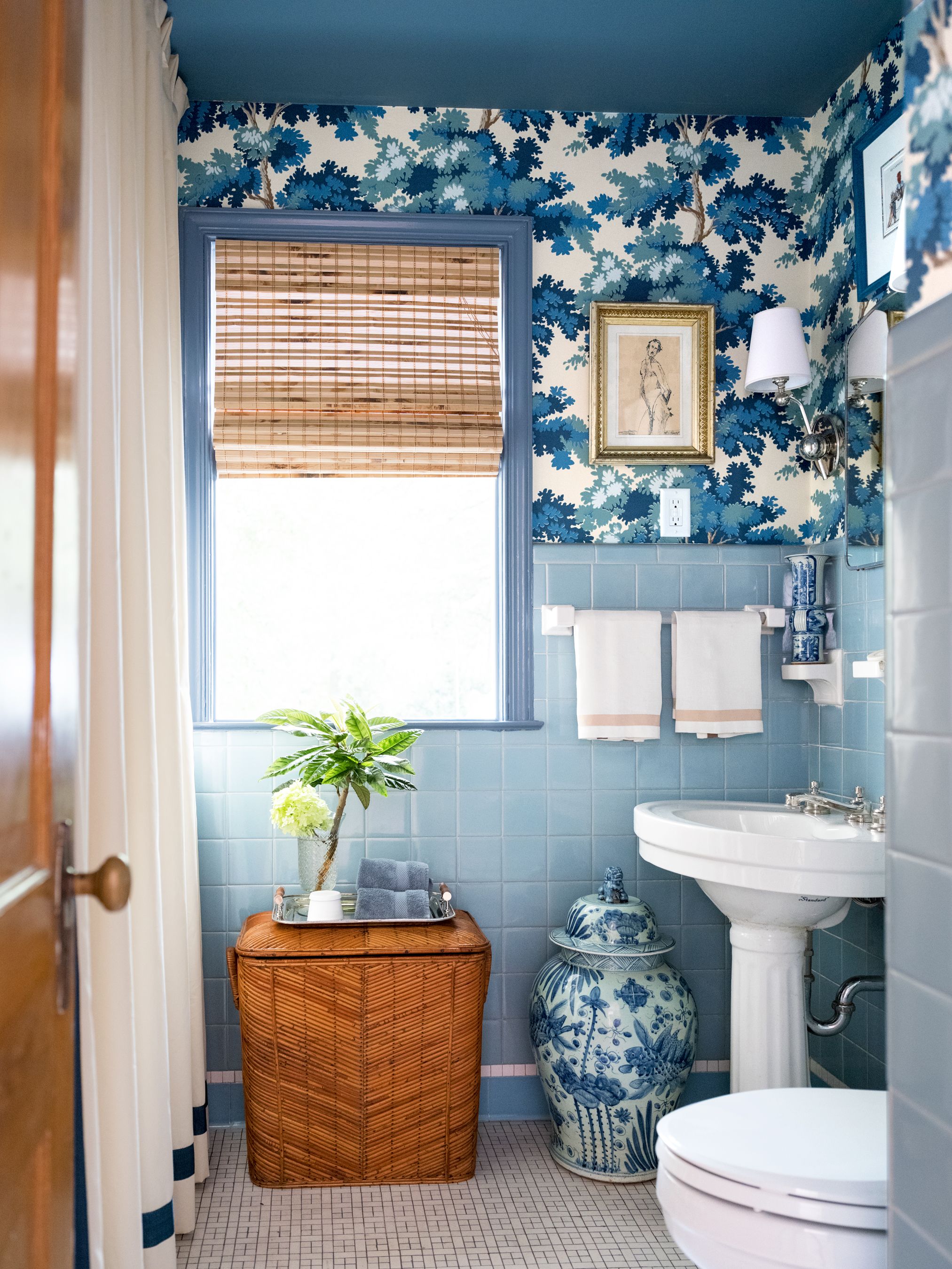salle de bain bleue papier peint carrelage