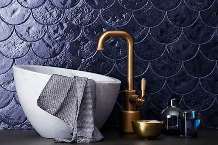 salle de bain couleur sombre idee decoration