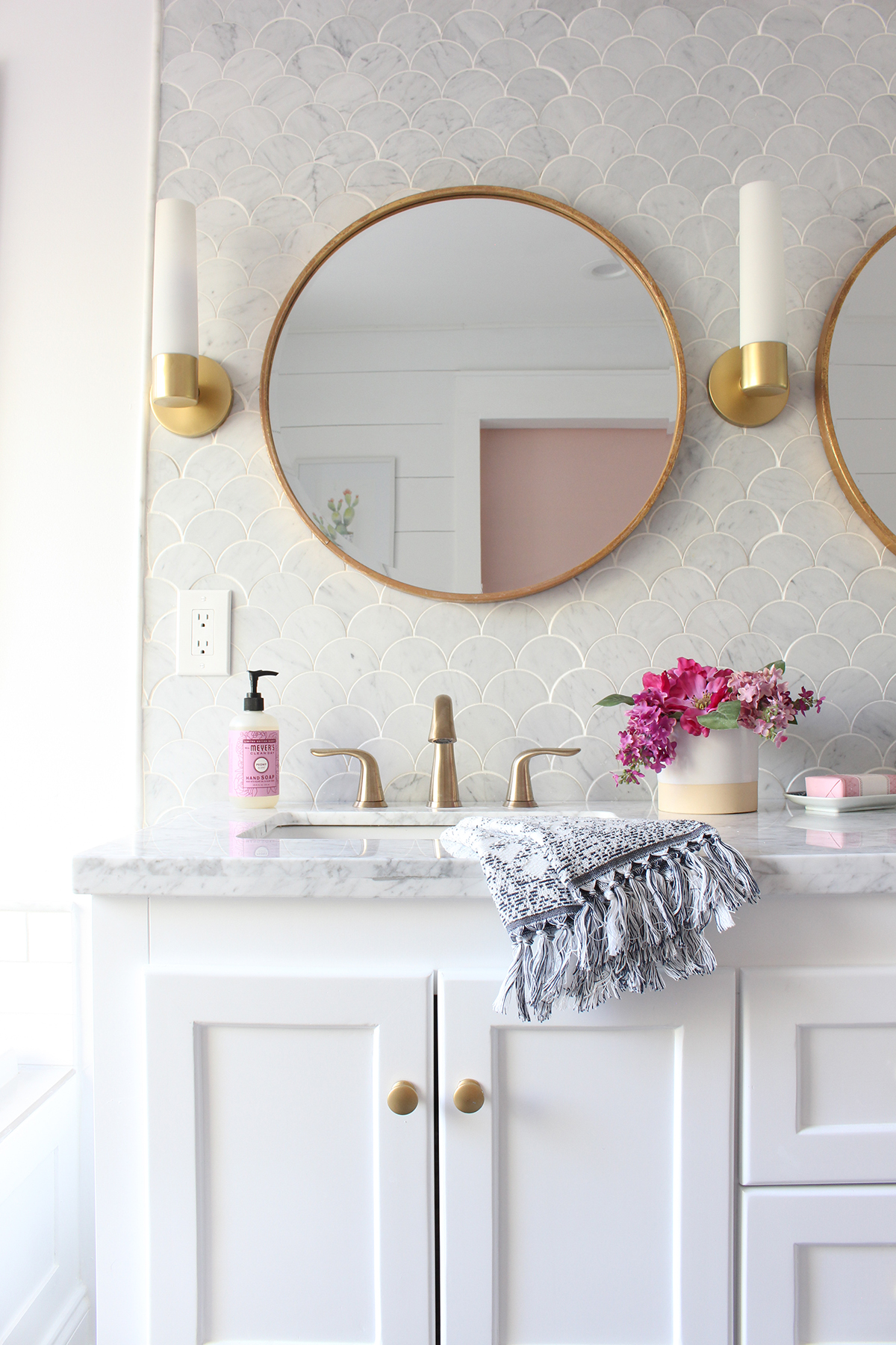 salle de bain feminine et elegante marbre or blanc