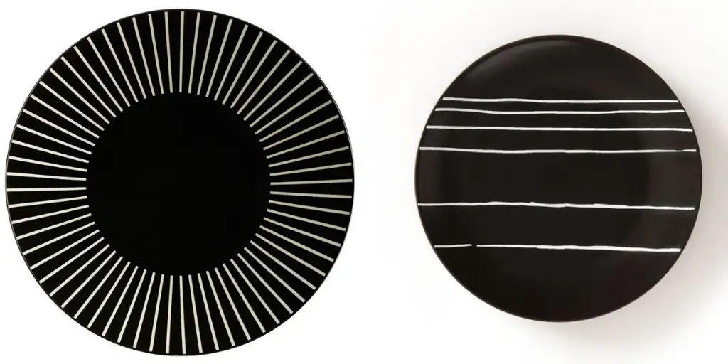 art table assiettes noires motifs blancs