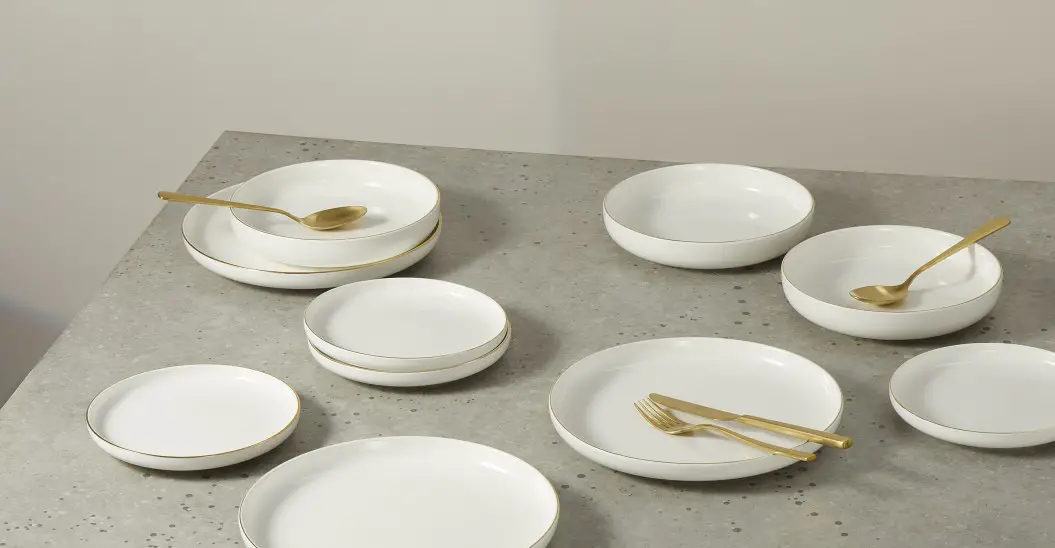 decoration de table blanc et or vaisselle