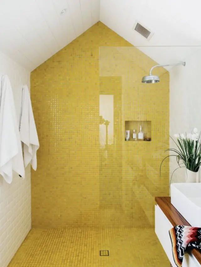 Association déco couleur blanc carrelage jaune salle de bain