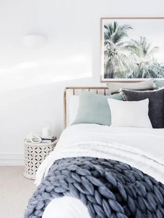 exemple decoration chambre blanche moderne plaid grosse maille tete de lit rotin ambiance cosy