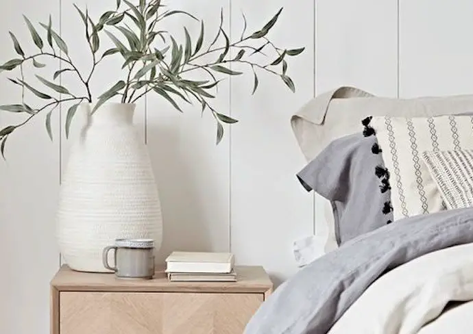 idee decoration chambre couleur blanc lambris plante vase table de chevet bois cosy