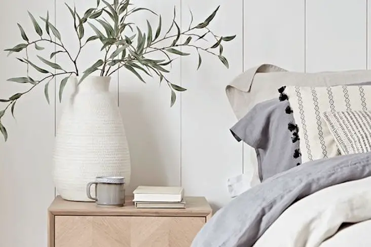 idee decoration chambre couleur blanc lambris plante vase table de chevet bois cosy
