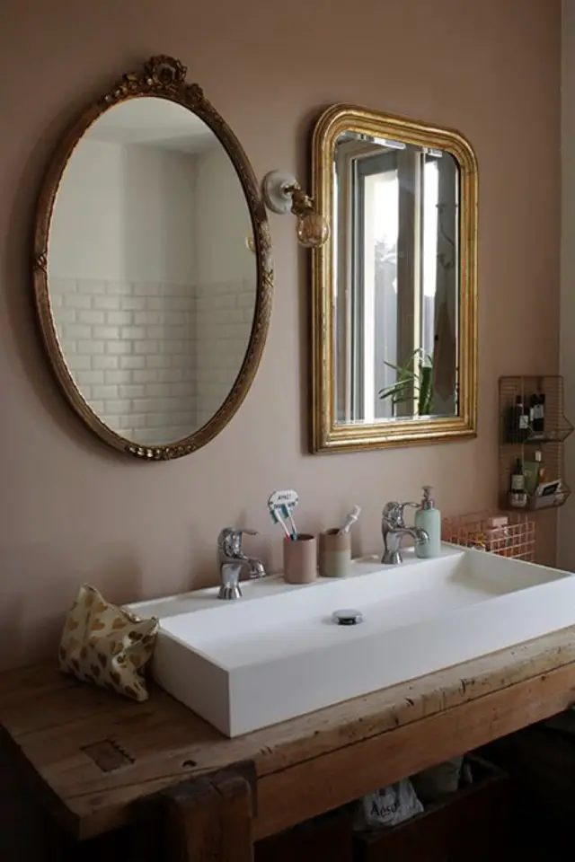 salle de bain classique chic exemple rose peinture miroir ancien doré