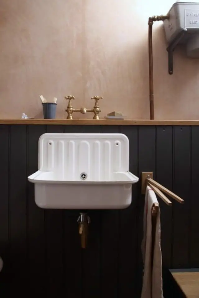 salle de bain classique chic exemple vasque évier ancien soubassement lambris peinture 