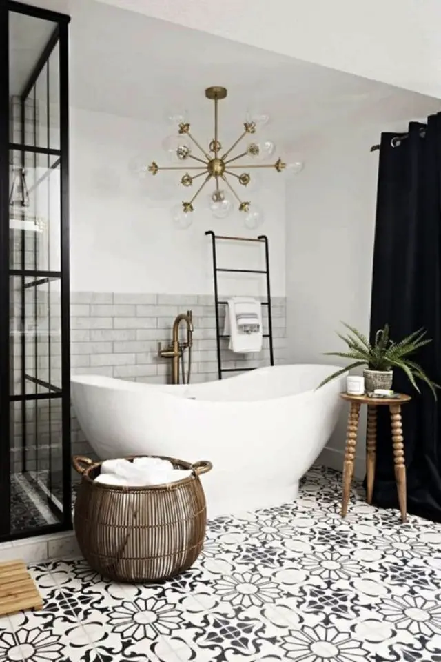 salle de bain classique chic exemple baignoire moderne carreaux de ciment lustre doré