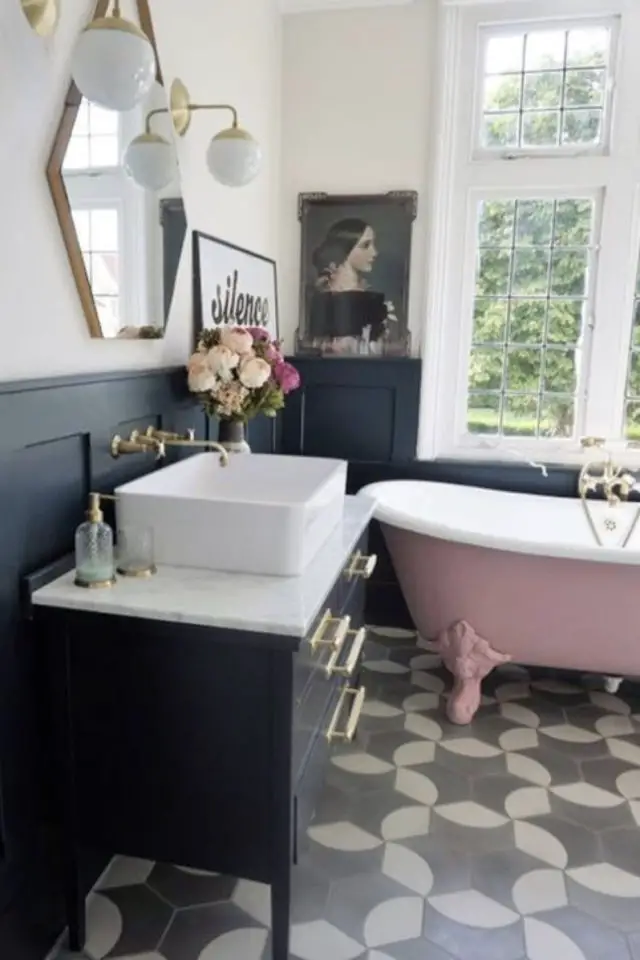 salle de bain classique chic exemple soubassement bleu baignoire pieds rose ancien élégant