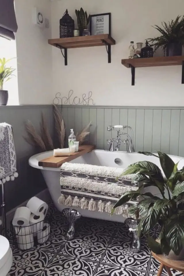 salle de bain classique chic exemple soubassement lambris peinture vert celadon baignoire sur pieds et plante