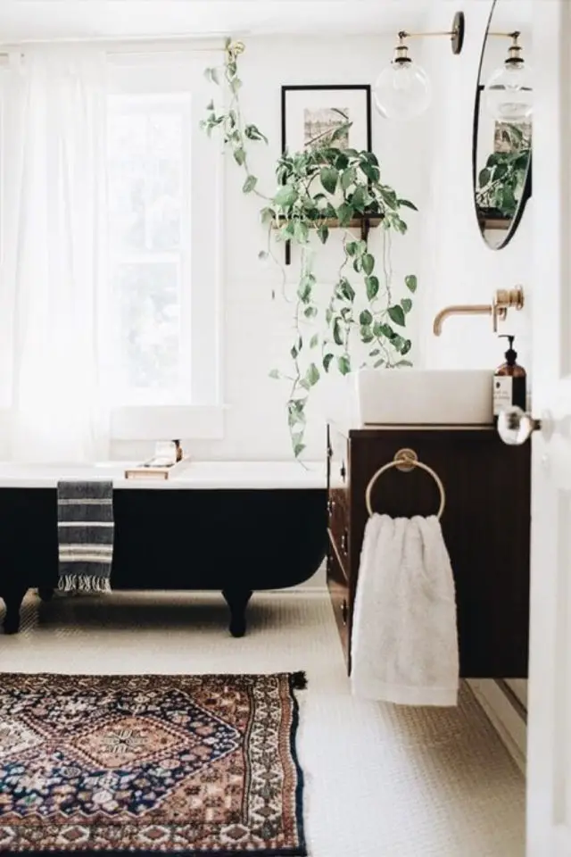 salle de bain classique chic exemple noir et blanc plante tapis persan