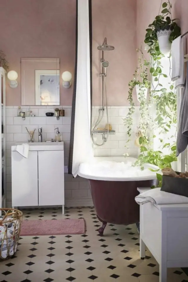 salle de bain classique chic exemple rose et blanc carrelage retro