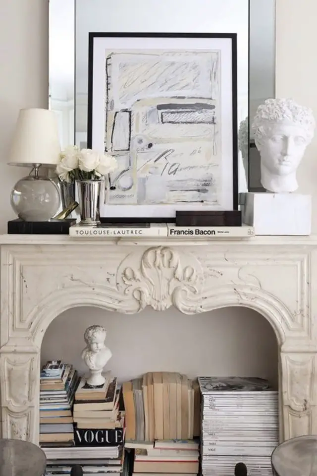 chambre classique chic claire exemple manteau de cheminée beige avec décoration lampe buste et cadre