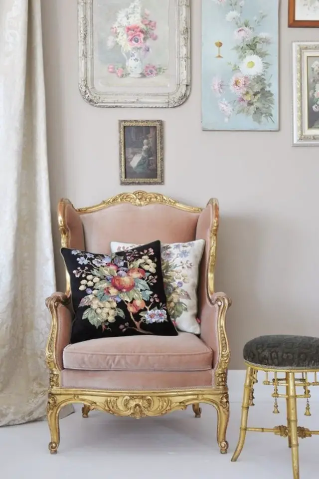 exemple chambre syle classique chic fauteuil bergère rose poudré en velours et or