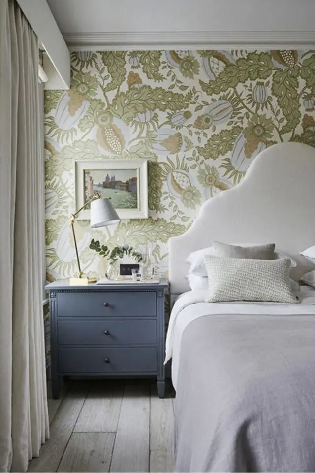 exemple chambre style classique chic papier peint vert et blanc motif floral tropical plante 