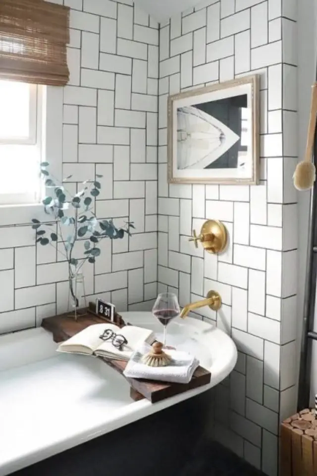 petite salle de bain plus lumineuse exemple carrelage blanc pose originale baignoire et robinet doré