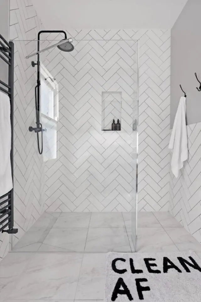 petite salle de bain plus lumineuse exemple ambiance moderne carrelage blanc 