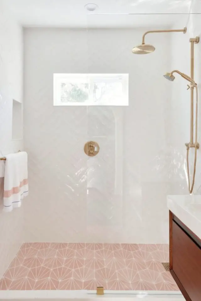 petite salle de bain plus lumineuse exemple carrelage blanc sol coloré rose moderne douche