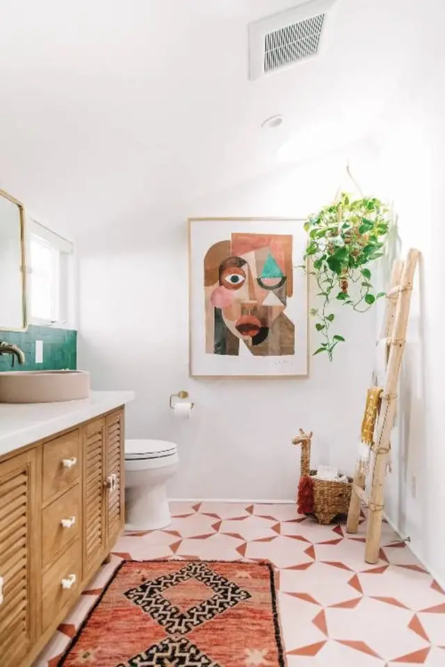 petite salle de bain plus lumineuse exemple carrelage mural blanc sol coloré rose style arty vintage