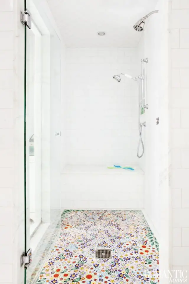 petite salle de bain plus lumineuse exemple carrelage blanc douche sol motif couleur