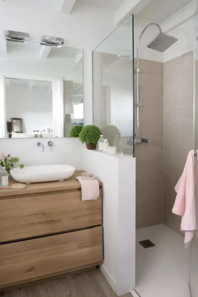 petite salle de bain plus lumineuse exemple muret douche et paroir transparente