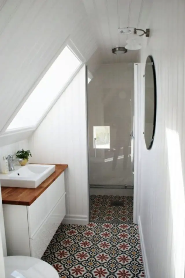 renovation salle de bain lumiere naturelle sous les combles fenetre de toit