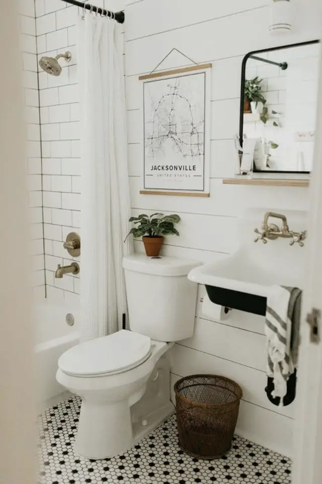 resolution deco pas tenue petite salle de bain avec toilette déco lumineuse blanc et vintage