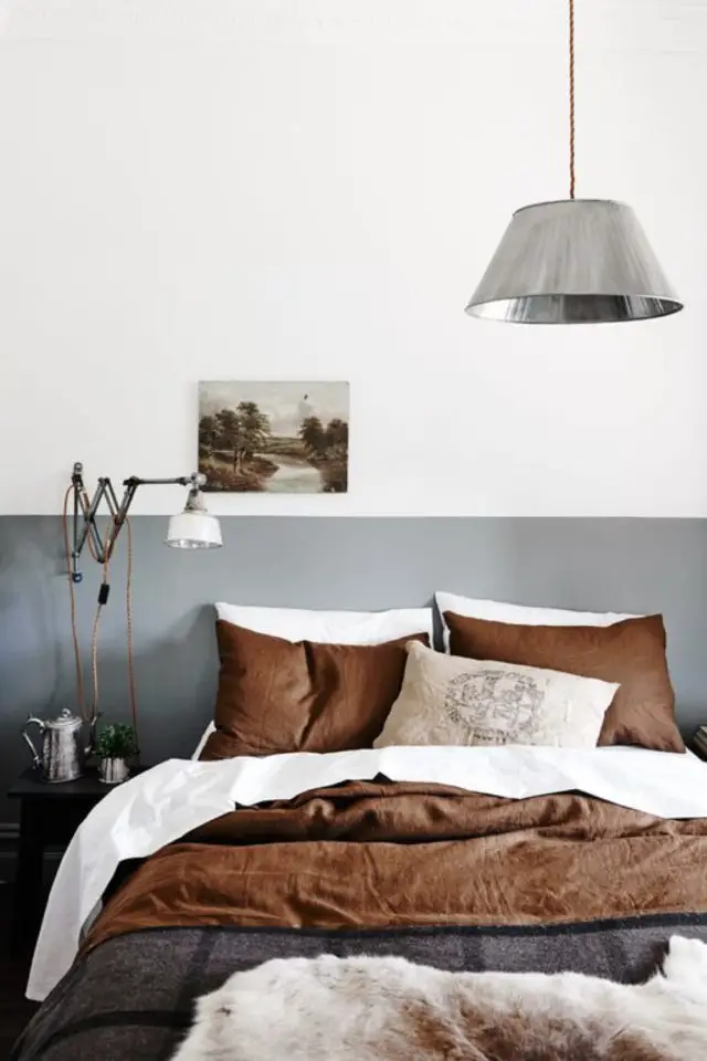 ambiance masculine decoration intérieure déco de chambre soubassement gris peinture linge de lit effet cuir applique murale industrielle