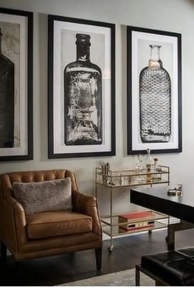 ambiance masculine decoration intérieure grand tableau illustration bouteille alcool fauteuil cuir salon déjour