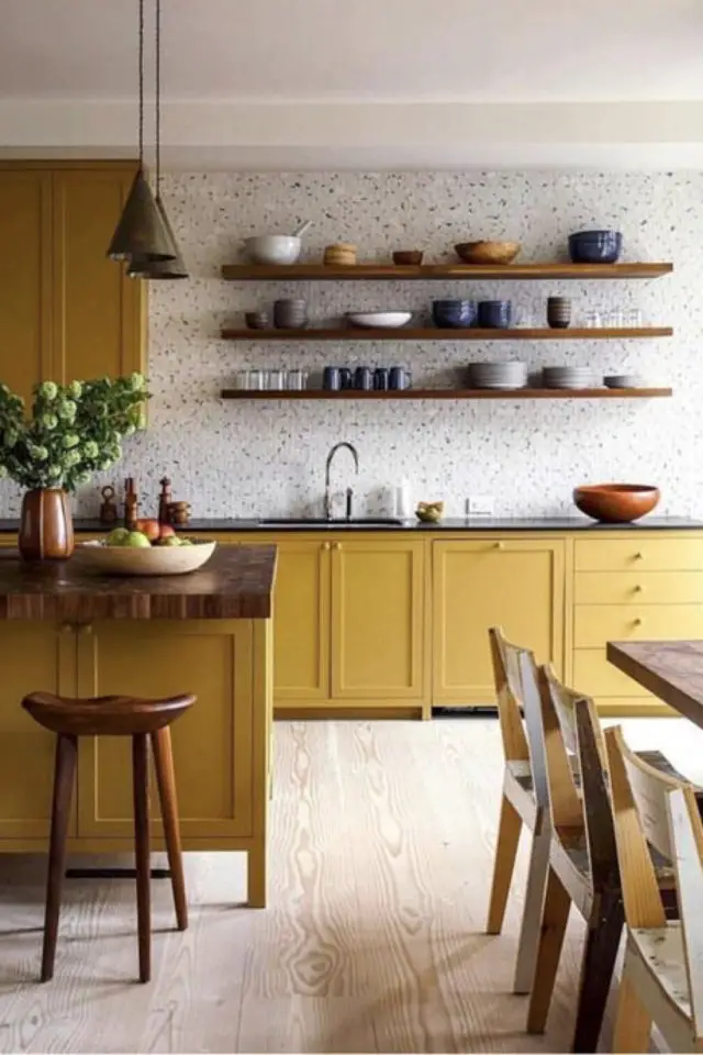 cuisine bonne humeur couleur jaune ambiance famille espace ouvert meuble ocre etagère murale