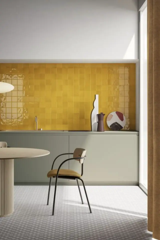 cuisine bonne humeur couleur jaune mobilier moderne contemporain épuré crédence carrelage jaune