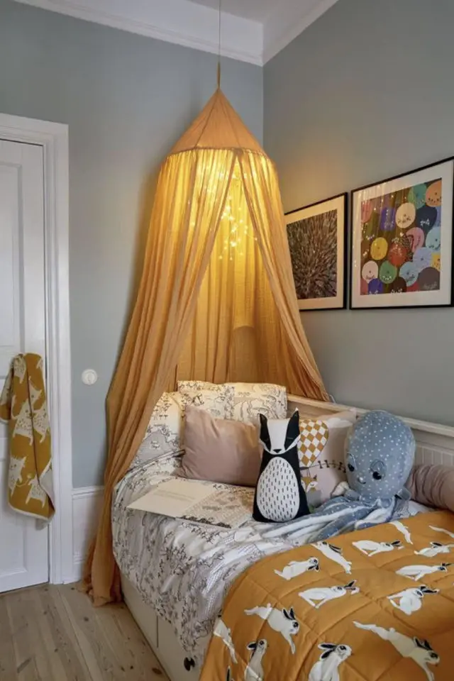 deco chambre enfant ciel de lit exemple ciel de lit ocre guirlande lumineuse murs gris linge de lit assorti ambiance moderne et mixte