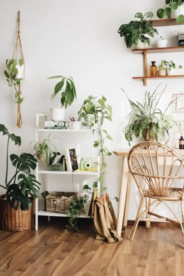 decoration reconfortante plantes interieures petite étagère desserte blanche bureau chaise bois moderne urban jungle