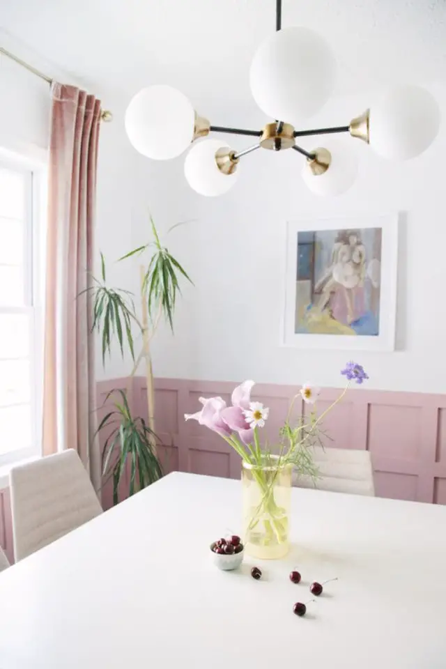 exemple salle a manger moderne rose rideau soubassement peinture luminaire vintage
