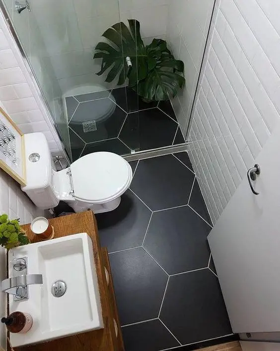 gain de place petite salle de bain exemple couloir petit espace vu dessus toilettes