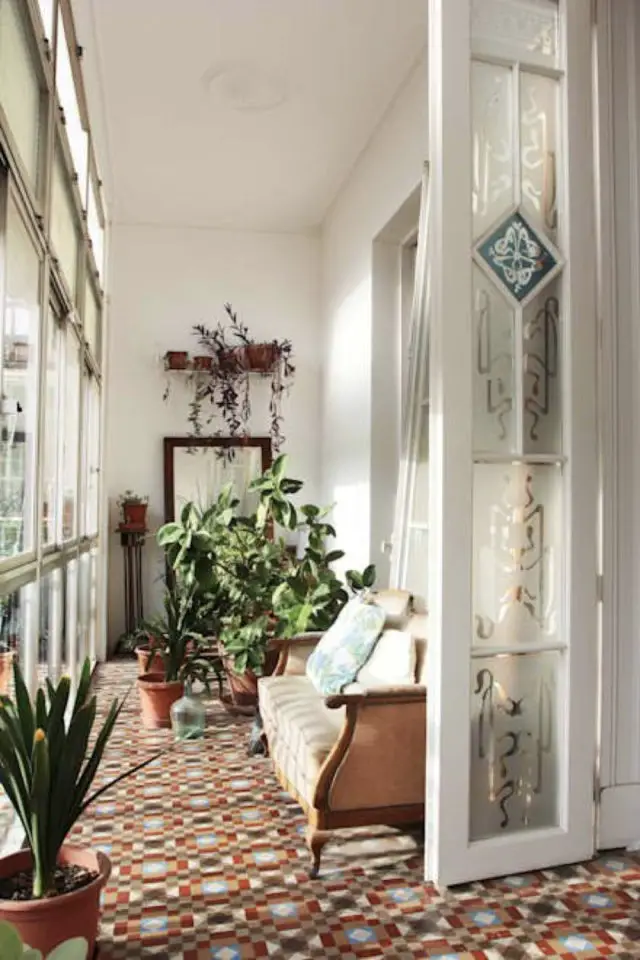 jolis sols anciens exemple balcon fermé jardin d'hiver inspiration naturelle lumière plante mur blanc