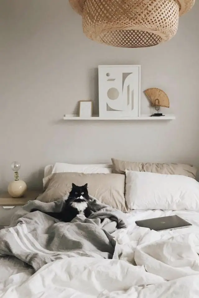 lifestyle chat decoration murale petite étagère dessus de lit