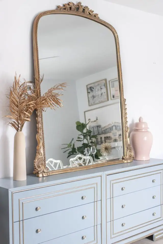 miroir effet diffusion lumiere meuble ancien peint en bleu grand miroir classique moulure en laiton 