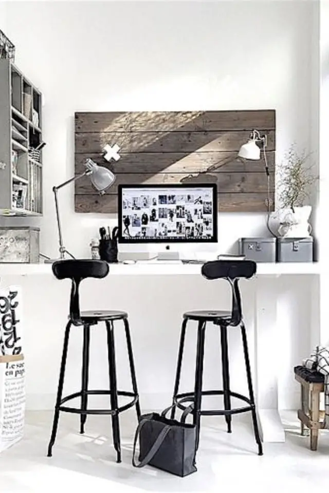 petit bureau teletravail exemple blanc bois noir tabouret de bar industriel