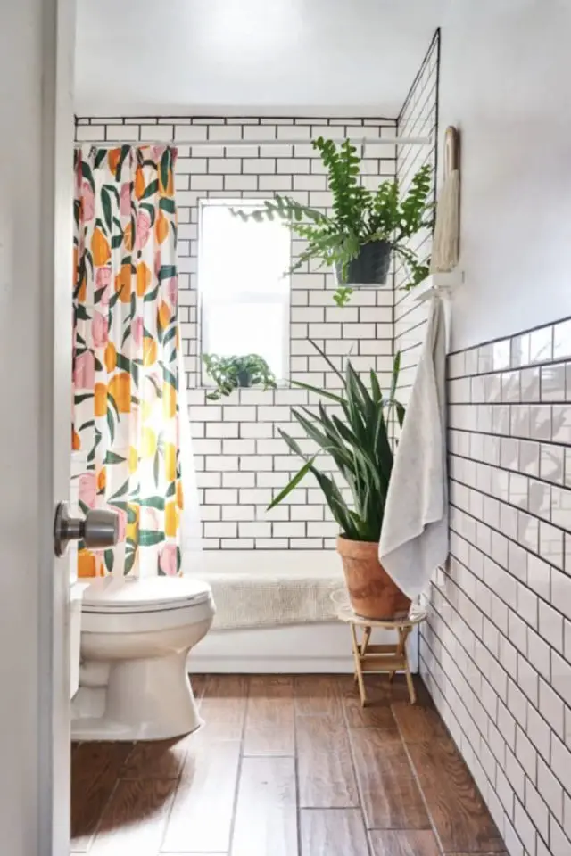 petite salle de bain plantes vertes exemple toilette rideaux de douche coloré